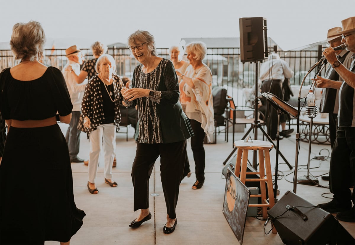 twin-oaks_live-band-dancing